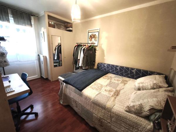 Appartement lumineux de 85m2 au 3ème étage.