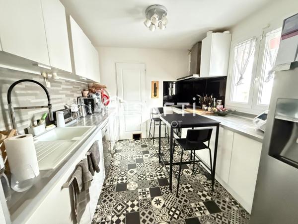 Maison 3 chambres plus bureau plus piscine