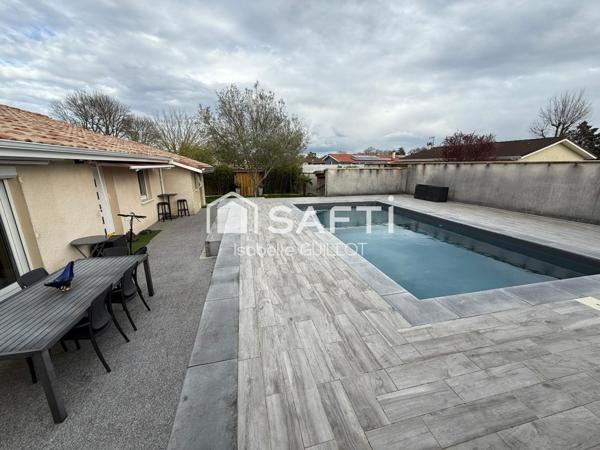 Maison 3 chambres plus bureau plus piscine