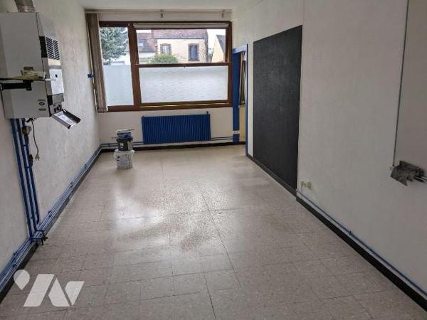 A NOGENT LE ROTROU, CENTRE VILLE,

Local commercial d'environ 41 m2 situé au rez-de-chaussée ...