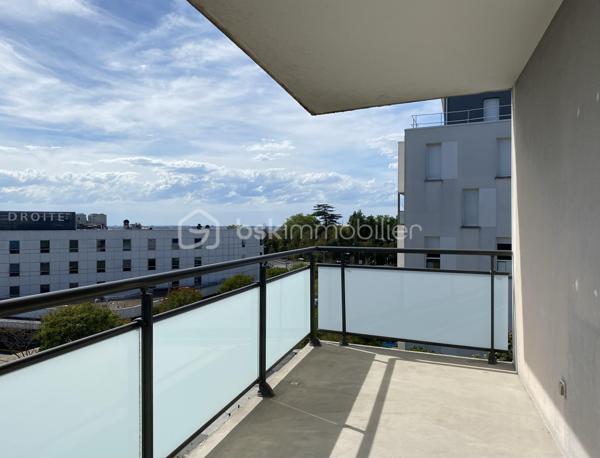 Venez découvrir cet appartement donnant sur un grand balcon avec vue dégagée, au 3ème étage (sur 4) d'une résidence sécurisée, idéalement située : proximité immédiate du Tram A La Buttinière, du Centre commercial Quatre Pavillons et de la Polyclinique Rive Droite.

Cet appartement très lumineux, vaste et bien agencé, est accessible par ascenseur.
Il comprend une entrée distribuant la salle de bains avec wc, le séjour ouvert sur la kitchenette aménagée, et la chambre équipée de deux fenêtres.
Le séjour s'ouvre sur un grand balcon exposé Sud avec vue dégagée.

Le logement inclut 1 place de stationnement privative, et la résidence bénéficie d'une piscine avec accès sécurisé.

Les + de cet appartement :
- luminosité
- balcon avec vue dégagée
- ascenseur
- parking sécurisé 
- piscine dans la résidence


A visiter sans tarder !