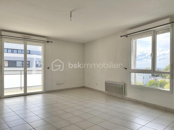 Venez découvrir cet appartement donnant sur un grand balcon avec vue dégagée, au 3ème étage (sur 4) d'une résidence sécurisée, idéalement située : proximité immédiate du Tram A La Buttinière, du Centre commercial Quatre Pavillons et de la Polyclinique Rive Droite.

Cet appartement très lumineux, vaste et bien agencé, est accessible par ascenseur.
Il comprend une entrée distribuant la salle de bains avec wc, le séjour ouvert sur la kitchenette aménagée, et la chambre équipée de deux fenêtres.
Le séjour s'ouvre sur un grand balcon exposé Sud avec vue dégagée.

Le logement inclut 1 place de stationnement privative, et la résidence bénéficie d'une piscine avec accès sécurisé.

Les + de cet appartement :
- luminosité
- balcon avec vue dégagée
- ascenseur
- parking sécurisé 
- piscine dans la résidence


A visiter sans tarder !