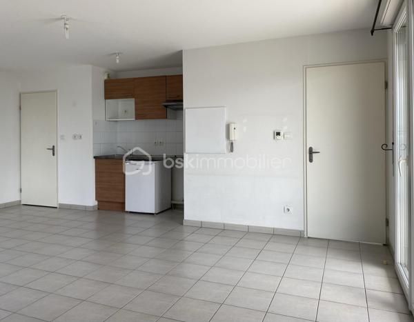 Venez découvrir cet appartement donnant sur un grand balcon avec vue dégagée, au 3ème étage (sur 4) d'une résidence sécurisée, idéalement située : proximité immédiate du Tram A La Buttinière, du Centre commercial Quatre Pavillons et de la Polyclinique Rive Droite.

Cet appartement très lumineux, vaste et bien agencé, est accessible par ascenseur.
Il comprend une entrée distribuant la salle de bains avec wc, le séjour ouvert sur la kitchenette aménagée, et la chambre équipée de deux fenêtres.
Le séjour s'ouvre sur un grand balcon exposé Sud avec vue dégagée.

Le logement inclut 1 place de stationnement privative, et la résidence bénéficie d'une piscine avec accès sécurisé.

Les + de cet appartement :
- luminosité
- balcon avec vue dégagée
- ascenseur
- parking sécurisé 
- piscine dans la résidence


A visiter sans tarder !