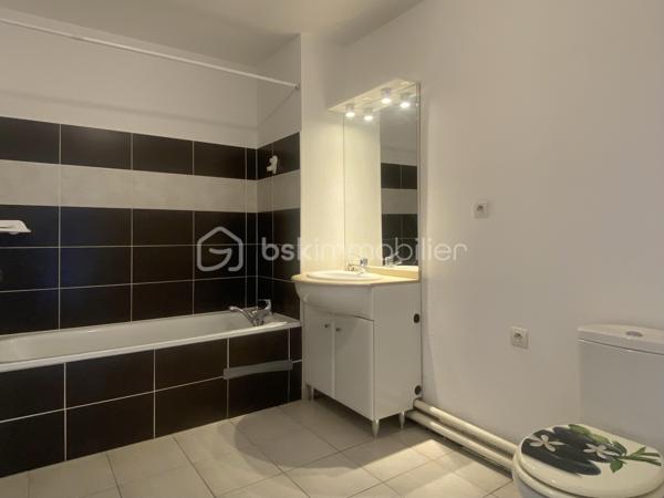 Venez découvrir cet appartement donnant sur un grand balcon avec vue dégagée, au 3ème étage (sur 4) d'une résidence sécurisée, idéalement située : proximité immédiate du Tram A La Buttinière, du Centre commercial Quatre Pavillons et de la Polyclinique Rive Droite.

Cet appartement très lumineux, vaste et bien agencé, est accessible par ascenseur.
Il comprend une entrée distribuant la salle de bains avec wc, le séjour ouvert sur la kitchenette aménagée, et la chambre équipée de deux fenêtres.
Le séjour s'ouvre sur un grand balcon exposé Sud avec vue dégagée.

Le logement inclut 1 place de stationnement privative, et la résidence bénéficie d'une piscine avec accès sécurisé.

Les + de cet appartement :
- luminosité
- balcon avec vue dégagée
- ascenseur
- parking sécurisé 
- piscine dans la résidence


A visiter sans tarder !