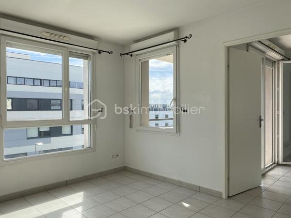 Venez découvrir cet appartement donnant sur un grand balcon avec vue dégagée, au 3ème étage (sur 4) d'une résidence sécurisée, idéalement située : proximité immédiate du Tram A La Buttinière, du Centre commercial Quatre Pavillons et de la Polyclinique Rive Droite.

Cet appartement très lumineux, vaste et bien agencé, est accessible par ascenseur.
Il comprend une entrée distribuant la salle de bains avec wc, le séjour ouvert sur la kitchenette aménagée, et la chambre équipée de deux fenêtres.
Le séjour s'ouvre sur un grand balcon exposé Sud avec vue dégagée.

Le logement inclut 1 place de stationnement privative, et la résidence bénéficie d'une piscine avec accès sécurisé.

Les + de cet appartement :
- luminosité
- balcon avec vue dégagée
- ascenseur
- parking sécurisé 
- piscine dans la résidence


A visiter sans tarder !