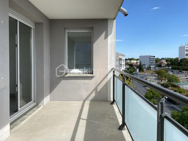 Venez découvrir cet appartement donnant sur un grand balcon avec vue dégagée, au 3ème étage (sur 4) d'une résidence sécurisée, idéalement située : proximité immédiate du Tram A La Buttinière, du Centre commercial Quatre Pavillons et de la Polyclinique Rive Droite.

Cet appartement très lumineux, vaste et bien agencé, est accessible par ascenseur.
Il comprend une entrée distribuant la salle de bains avec wc, le séjour ouvert sur la kitchenette aménagée, et la chambre équipée de deux fenêtres.
Le séjour s'ouvre sur un grand balcon exposé Sud avec vue dégagée.

Le logement inclut 1 place de stationnement privative, et la résidence bénéficie d'une piscine avec accès sécurisé.

Les + de cet appartement :
- luminosité
- balcon avec vue dégagée
- ascenseur
- parking sécurisé 
- piscine dans la résidence


A visiter sans tarder !