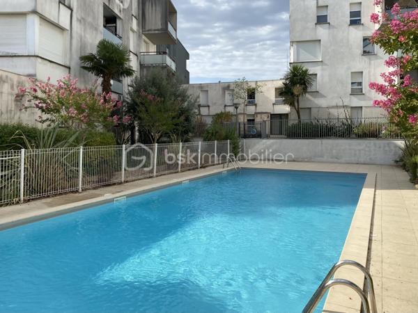 Venez découvrir cet appartement donnant sur un grand balcon avec vue dégagée, au 3ème étage (sur 4) d'une résidence sécurisée, idéalement située : proximité immédiate du Tram A La Buttinière, du Centre commercial Quatre Pavillons et de la Polyclinique Rive Droite.

Cet appartement très lumineux, vaste et bien agencé, est accessible par ascenseur.
Il comprend une entrée distribuant la salle de bains avec wc, le séjour ouvert sur la kitchenette aménagée, et la chambre équipée de deux fenêtres.
Le séjour s'ouvre sur un grand balcon exposé Sud avec vue dégagée.

Le logement inclut 1 place de stationnement privative, et la résidence bénéficie d'une piscine avec accès sécurisé.

Les + de cet appartement :
- luminosité
- balcon avec vue dégagée
- ascenseur
- parking sécurisé 
- piscine dans la résidence


A visiter sans tarder !