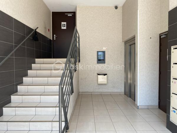 Venez découvrir cet appartement donnant sur un grand balcon avec vue dégagée, au 3ème étage (sur 4) d'une résidence sécurisée, idéalement située : proximité immédiate du Tram A La Buttinière, du Centre commercial Quatre Pavillons et de la Polyclinique Rive Droite.

Cet appartement très lumineux, vaste et bien agencé, est accessible par ascenseur.
Il comprend une entrée distribuant la salle de bains avec wc, le séjour ouvert sur la kitchenette aménagée, et la chambre équipée de deux fenêtres.
Le séjour s'ouvre sur un grand balcon exposé Sud avec vue dégagée.

Le logement inclut 1 place de stationnement privative, et la résidence bénéficie d'une piscine avec accès sécurisé.

Les + de cet appartement :
- luminosité
- balcon avec vue dégagée
- ascenseur
- parking sécurisé 
- piscine dans la résidence


A visiter sans tarder !