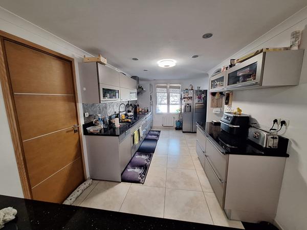 À VENDRE ? MAISON TRADITIONNELLE AVEC PISCINE, JARDIN ET GARAGE