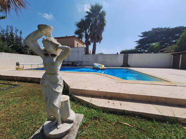 À VENDRE ? MAISON TRADITIONNELLE AVEC PISCINE, JARDIN ET GARAGE