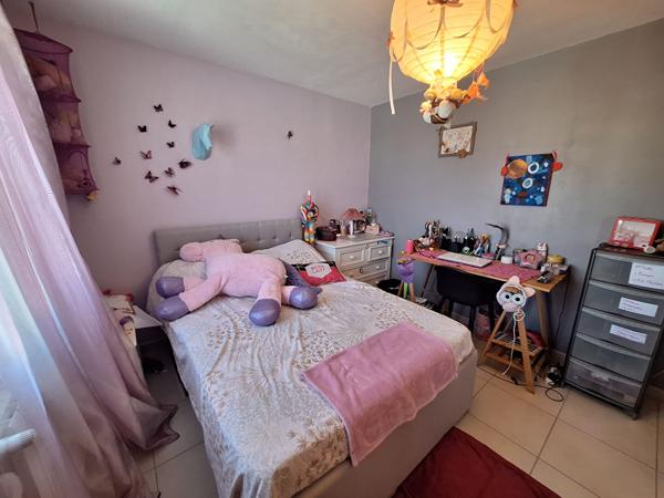 À VENDRE ? MAISON TRADITIONNELLE AVEC PISCINE, JARDIN ET GARAGE