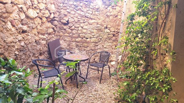 Située au cœur du village de Salles-d'Aude, cette maison de village R+2 d'environ 100 m² habitables, offre de beaux volumes et un agréable espace extérieur.

Au rez-de-chaussée, vous découvrirez une cuisine d'environ 17 m² à rénover, ainsi qu'un séjour de 17 m² récemment rénové avec accès direct à une cour intérieure, idéal pour profiter des beaux jours. Une buanderie complète ce niveau.

Le premier étage se compose de deux chambres spacieuses de 22 m² et 11 m² ainsi que d'une salle d'eau.

Au deuxième étage, une grande pièce rénovée d'environ 20 m² offre de nombreuses possibilités d'aménagement (suite parentale, salon, bureau, chambre supplémentaire...). Elle donne accès à une agréable terrasse ainsi qu'à un balcon.

Les atouts :
Toiture neuve
Menuiseries partiellement en double vitrage
Chauffage assuré par un poêle à bois
Cour intérieure
Terrasse et balcon
Beaux volumes et potentiel d'aménagement

Cette maison allie le charme de l'ancien et le confort des rénovations déjà réalisées. Quelques travaux restent à prévoir pour la personnaliser à votre goût.

À découvrir sans tarder !