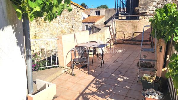 Située au cœur du village de Salles-d'Aude, cette maison de village R+2 d'environ 100 m² habitables, offre de beaux volumes et un agréable espace extérieur.

Au rez-de-chaussée, vous découvrirez une cuisine d'environ 17 m² à rénover, ainsi qu'un séjour de 17 m² récemment rénové avec accès direct à une cour intérieure, idéal pour profiter des beaux jours. Une buanderie complète ce niveau.

Le premier étage se compose de deux chambres spacieuses de 22 m² et 11 m² ainsi que d'une salle d'eau.

Au deuxième étage, une grande pièce rénovée d'environ 20 m² offre de nombreuses possibilités d'aménagement (suite parentale, salon, bureau, chambre supplémentaire...). Elle donne accès à une agréable terrasse ainsi qu'à un balcon.

Les atouts :
Toiture neuve
Menuiseries partiellement en double vitrage
Chauffage assuré par un poêle à bois
Cour intérieure
Terrasse et balcon
Beaux volumes et potentiel d'aménagement

Cette maison allie le charme de l'ancien et le confort des rénovations déjà réalisées. Quelques travaux restent à prévoir pour la personnaliser à votre goût.

À découvrir sans tarder !
