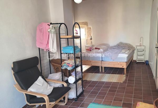 Située au cœur du village de Salles-d'Aude, cette maison de village R+2 d'environ 100 m² habitables, offre de beaux volumes et un agréable espace extérieur.

Au rez-de-chaussée, vous découvrirez une cuisine d'environ 17 m² à rénover, ainsi qu'un séjour de 17 m² récemment rénové avec accès direct à une cour intérieure, idéal pour profiter des beaux jours. Une buanderie complète ce niveau.

Le premier étage se compose de deux chambres spacieuses de 22 m² et 11 m² ainsi que d'une salle d'eau.

Au deuxième étage, une grande pièce rénovée d'environ 20 m² offre de nombreuses possibilités d'aménagement (suite parentale, salon, bureau, chambre supplémentaire...). Elle donne accès à une agréable terrasse ainsi qu'à un balcon.

Les atouts :
Toiture neuve
Menuiseries partiellement en double vitrage
Chauffage assuré par un poêle à bois
Cour intérieure
Terrasse et balcon
Beaux volumes et potentiel d'aménagement

Cette maison allie le charme de l'ancien et le confort des rénovations déjà réalisées. Quelques travaux restent à prévoir pour la personnaliser à votre goût.

À découvrir sans tarder !