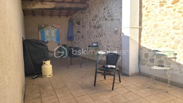 Située au cœur du village de Salles-d'Aude, cette maison de village R+2 d'environ 100 m² habitables, offre de beaux volumes et un agréable espace extérieur.

Au rez-de-chaussée, vous découvrirez une cuisine d'environ 17 m² à rénover, ainsi qu'un séjour de 17 m² récemment rénové avec accès direct à une cour intérieure, idéal pour profiter des beaux jours. Une buanderie complète ce niveau.

Le premier étage se compose de deux chambres spacieuses de 22 m² et 11 m² ainsi que d'une salle d'eau.

Au deuxième étage, une grande pièce rénovée d'environ 20 m² offre de nombreuses possibilités d'aménagement (suite parentale, salon, bureau, chambre supplémentaire...). Elle donne accès à une agréable terrasse ainsi qu'à un balcon.

Les atouts :
Toiture neuve
Menuiseries partiellement en double vitrage
Chauffage assuré par un poêle à bois
Cour intérieure
Terrasse et balcon
Beaux volumes et potentiel d'aménagement

Cette maison allie le charme de l'ancien et le confort des rénovations déjà réalisées. Quelques travaux restent à prévoir pour la personnaliser à votre goût.

À découvrir sans tarder !
