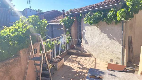 Située au cœur du village de Salles-d'Aude, cette maison de village R+2 d'environ 100 m² habitables, offre de beaux volumes et un agréable espace extérieur.

Au rez-de-chaussée, vous découvrirez une cuisine d'environ 17 m² à rénover, ainsi qu'un séjour de 17 m² récemment rénové avec accès direct à une cour intérieure, idéal pour profiter des beaux jours. Une buanderie complète ce niveau.

Le premier étage se compose de deux chambres spacieuses de 22 m² et 11 m² ainsi que d'une salle d'eau.

Au deuxième étage, une grande pièce rénovée d'environ 20 m² offre de nombreuses possibilités d'aménagement (suite parentale, salon, bureau, chambre supplémentaire...). Elle donne accès à une agréable terrasse ainsi qu'à un balcon.

Les atouts :
Toiture neuve
Menuiseries partiellement en double vitrage
Chauffage assuré par un poêle à bois
Cour intérieure
Terrasse et balcon
Beaux volumes et potentiel d'aménagement

Cette maison allie le charme de l'ancien et le confort des rénovations déjà réalisées. Quelques travaux restent à prévoir pour la personnaliser à votre goût.

À découvrir sans tarder !