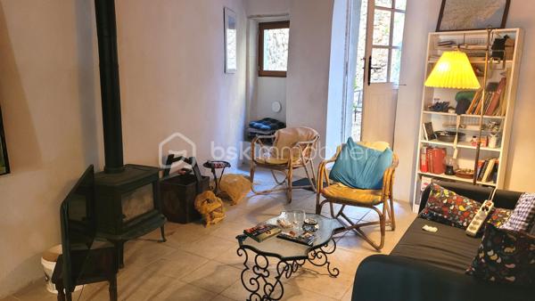 Située au cœur du village de Salles-d'Aude, cette maison de village R+2 d'environ 100 m² habitables, offre de beaux volumes et un agréable espace extérieur.

Au rez-de-chaussée, vous découvrirez une cuisine d'environ 17 m² à rénover, ainsi qu'un séjour de 17 m² récemment rénové avec accès direct à une cour intérieure, idéal pour profiter des beaux jours. Une buanderie complète ce niveau.

Le premier étage se compose de deux chambres spacieuses de 22 m² et 11 m² ainsi que d'une salle d'eau.

Au deuxième étage, une grande pièce rénovée d'environ 20 m² offre de nombreuses possibilités d'aménagement (suite parentale, salon, bureau, chambre supplémentaire...). Elle donne accès à une agréable terrasse ainsi qu'à un balcon.

Les atouts :
Toiture neuve
Menuiseries partiellement en double vitrage
Chauffage assuré par un poêle à bois
Cour intérieure
Terrasse et balcon
Beaux volumes et potentiel d'aménagement

Cette maison allie le charme de l'ancien et le confort des rénovations déjà réalisées. Quelques travaux restent à prévoir pour la personnaliser à votre goût.

À découvrir sans tarder !