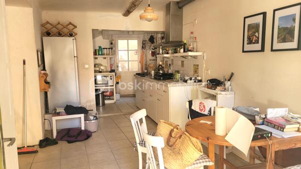 Située au cœur du village de Salles-d'Aude, cette maison de village R+2 d'environ 100 m² habitables, offre de beaux volumes et un agréable espace extérieur.

Au rez-de-chaussée, vous découvrirez une cuisine d'environ 17 m² à rénover, ainsi qu'un séjour de 17 m² récemment rénové avec accès direct à une cour intérieure, idéal pour profiter des beaux jours. Une buanderie complète ce niveau.

Le premier étage se compose de deux chambres spacieuses de 22 m² et 11 m² ainsi que d'une salle d'eau.

Au deuxième étage, une grande pièce rénovée d'environ 20 m² offre de nombreuses possibilités d'aménagement (suite parentale, salon, bureau, chambre supplémentaire...). Elle donne accès à une agréable terrasse ainsi qu'à un balcon.

Les atouts :
Toiture neuve
Menuiseries partiellement en double vitrage
Chauffage assuré par un poêle à bois
Cour intérieure
Terrasse et balcon
Beaux volumes et potentiel d'aménagement

Cette maison allie le charme de l'ancien et le confort des rénovations déjà réalisées. Quelques travaux restent à prévoir pour la personnaliser à votre goût.

À découvrir sans tarder !