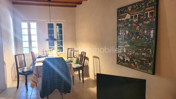 Située au cœur du village de Salles-d'Aude, cette maison de village R+2 d'environ 100 m² habitables, offre de beaux volumes et un agréable espace extérieur.

Au rez-de-chaussée, vous découvrirez une cuisine d'environ 17 m² à rénover, ainsi qu'un séjour de 17 m² récemment rénové avec accès direct à une cour intérieure, idéal pour profiter des beaux jours. Une buanderie complète ce niveau.

Le premier étage se compose de deux chambres spacieuses de 22 m² et 11 m² ainsi que d'une salle d'eau.

Au deuxième étage, une grande pièce rénovée d'environ 20 m² offre de nombreuses possibilités d'aménagement (suite parentale, salon, bureau, chambre supplémentaire...). Elle donne accès à une agréable terrasse ainsi qu'à un balcon.

Les atouts :
Toiture neuve
Menuiseries partiellement en double vitrage
Chauffage assuré par un poêle à bois
Cour intérieure
Terrasse et balcon
Beaux volumes et potentiel d'aménagement

Cette maison allie le charme de l'ancien et le confort des rénovations déjà réalisées. Quelques travaux restent à prévoir pour la personnaliser à votre goût.

À découvrir sans tarder !