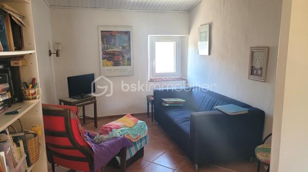 Située au cœur du village de Salles-d'Aude, cette maison de village R+2 d'environ 100 m² habitables, offre de beaux volumes et un agréable espace extérieur.

Au rez-de-chaussée, vous découvrirez une cuisine d'environ 17 m² à rénover, ainsi qu'un séjour de 17 m² récemment rénové avec accès direct à une cour intérieure, idéal pour profiter des beaux jours. Une buanderie complète ce niveau.

Le premier étage se compose de deux chambres spacieuses de 22 m² et 11 m² ainsi que d'une salle d'eau.

Au deuxième étage, une grande pièce rénovée d'environ 20 m² offre de nombreuses possibilités d'aménagement (suite parentale, salon, bureau, chambre supplémentaire...). Elle donne accès à une agréable terrasse ainsi qu'à un balcon.

Les atouts :
Toiture neuve
Menuiseries partiellement en double vitrage
Chauffage assuré par un poêle à bois
Cour intérieure
Terrasse et balcon
Beaux volumes et potentiel d'aménagement

Cette maison allie le charme de l'ancien et le confort des rénovations déjà réalisées. Quelques travaux restent à prévoir pour la personnaliser à votre goût.

À découvrir sans tarder !
