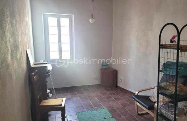 Située au cœur du village de Salles-d'Aude, cette maison de village R+2 d'environ 100 m² habitables, offre de beaux volumes et un agréable espace extérieur.

Au rez-de-chaussée, vous découvrirez une cuisine d'environ 17 m² à rénover, ainsi qu'un séjour de 17 m² récemment rénové avec accès direct à une cour intérieure, idéal pour profiter des beaux jours. Une buanderie complète ce niveau.

Le premier étage se compose de deux chambres spacieuses de 22 m² et 11 m² ainsi que d'une salle d'eau.

Au deuxième étage, une grande pièce rénovée d'environ 20 m² offre de nombreuses possibilités d'aménagement (suite parentale, salon, bureau, chambre supplémentaire...). Elle donne accès à une agréable terrasse ainsi qu'à un balcon.

Les atouts :
Toiture neuve
Menuiseries partiellement en double vitrage
Chauffage assuré par un poêle à bois
Cour intérieure
Terrasse et balcon
Beaux volumes et potentiel d'aménagement

Cette maison allie le charme de l'ancien et le confort des rénovations déjà réalisées. Quelques travaux restent à prévoir pour la personnaliser à votre goût.

À découvrir sans tarder !