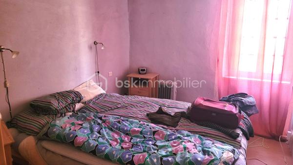 Située au cœur du village de Salles-d'Aude, cette maison de village R+2 d'environ 100 m² habitables, offre de beaux volumes et un agréable espace extérieur.

Au rez-de-chaussée, vous découvrirez une cuisine d'environ 17 m² à rénover, ainsi qu'un séjour de 17 m² récemment rénové avec accès direct à une cour intérieure, idéal pour profiter des beaux jours. Une buanderie complète ce niveau.

Le premier étage se compose de deux chambres spacieuses de 22 m² et 11 m² ainsi que d'une salle d'eau.

Au deuxième étage, une grande pièce rénovée d'environ 20 m² offre de nombreuses possibilités d'aménagement (suite parentale, salon, bureau, chambre supplémentaire...). Elle donne accès à une agréable terrasse ainsi qu'à un balcon.

Les atouts :
Toiture neuve
Menuiseries partiellement en double vitrage
Chauffage assuré par un poêle à bois
Cour intérieure
Terrasse et balcon
Beaux volumes et potentiel d'aménagement

Cette maison allie le charme de l'ancien et le confort des rénovations déjà réalisées. Quelques travaux restent à prévoir pour la personnaliser à votre goût.

À découvrir sans tarder !