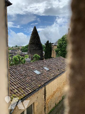 SARLAT Secteur historique, maison de ville sans extérieur sur plusieurs étages. Proche des commerces