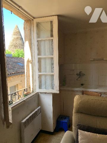 SARLAT Secteur historique, maison de ville sans extérieur sur plusieurs étages. Proche des commerces