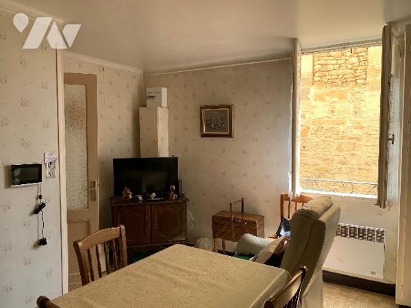 SARLAT Secteur historique, maison de ville sans extérieur sur plusieurs étages. Proche des commerces
