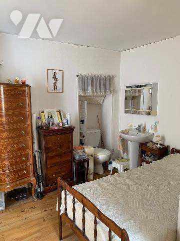SARLAT Secteur historique, maison de ville sans extérieur sur plusieurs étages. Proche des commerces