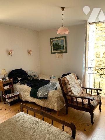 SARLAT Secteur historique, maison de ville sans extérieur sur plusieurs étages. Proche des commerces