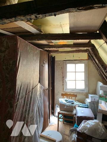 SARLAT Secteur historique, maison de ville sans extérieur sur plusieurs étages. Proche des commerces