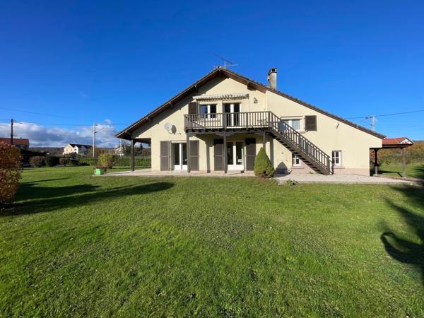 Maison F6 sur sous sol avec terrasse, terrain, garage et parking