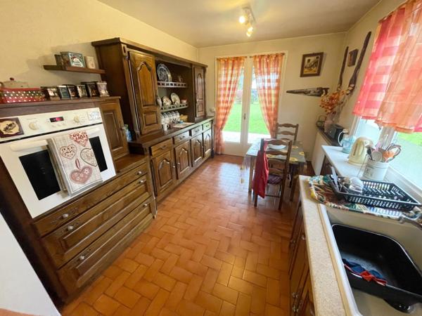 Maison F6 sur sous sol avec terrasse, terrain, garage et parking