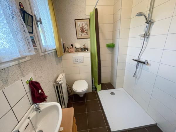 Maison F6 sur sous sol avec terrasse, terrain, garage et parking