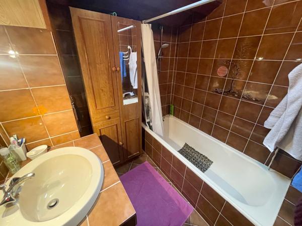 Maison F6 sur sous sol avec terrasse, terrain, garage et parking