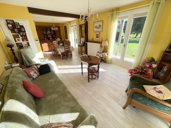 Maison F6 sur sous sol avec terrasse, terrain, garage et parking