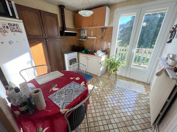 Maison F6 sur sous sol avec terrasse, terrain, garage et parking