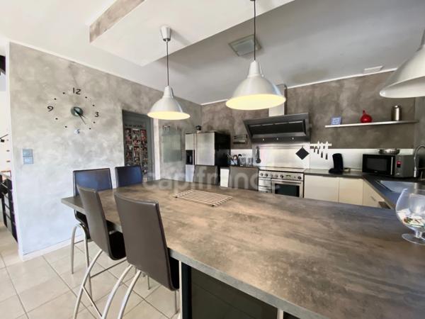 À UZES (30) Splendide maison avec vue de 200 m2 avec 5 chambres, piscine, pool-house. Au calme !