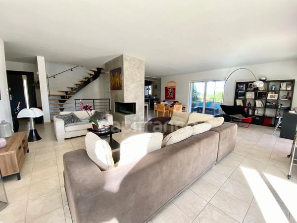 À UZES (30) Splendide maison avec vue de 200 m2 avec 5 chambres, piscine, pool-house. Au calme !