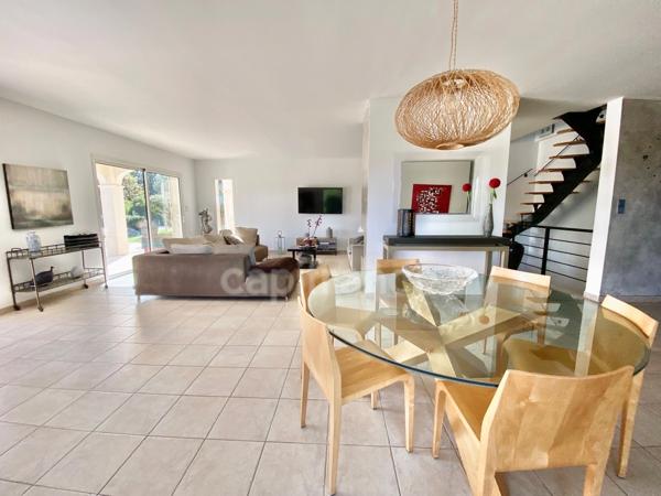 À UZES (30) Splendide maison avec vue de 200 m2 avec 5 chambres, piscine, pool-house. Au calme !
