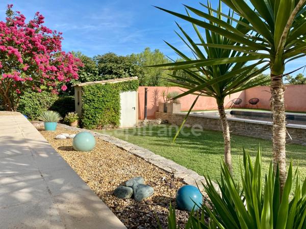 À UZES (30) Splendide maison avec vue de 200 m2 avec 5 chambres, piscine, pool-house. Au calme !