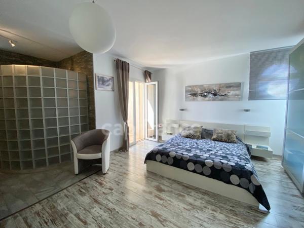 À UZES (30) Splendide maison avec vue de 200 m2 avec 5 chambres, piscine, pool-house. Au calme !