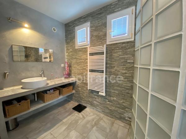À UZES (30) Splendide maison avec vue de 200 m2 avec 5 chambres, piscine, pool-house. Au calme !