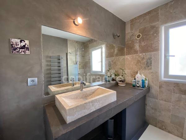 À UZES (30) Splendide maison avec vue de 200 m2 avec 5 chambres, piscine, pool-house. Au calme !