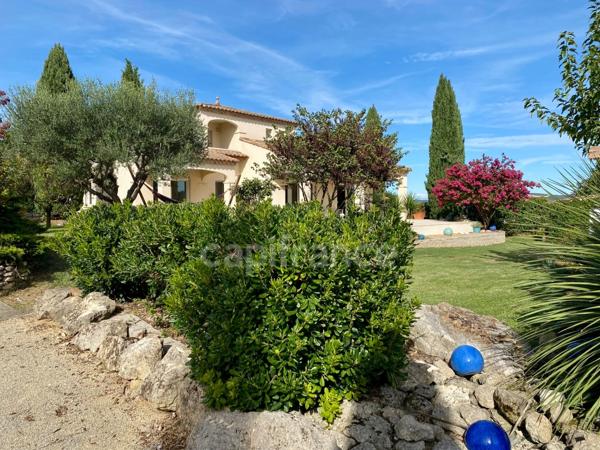 À UZES (30) Splendide maison avec vue de 200 m2 avec 5 chambres, piscine, pool-house. Au calme !