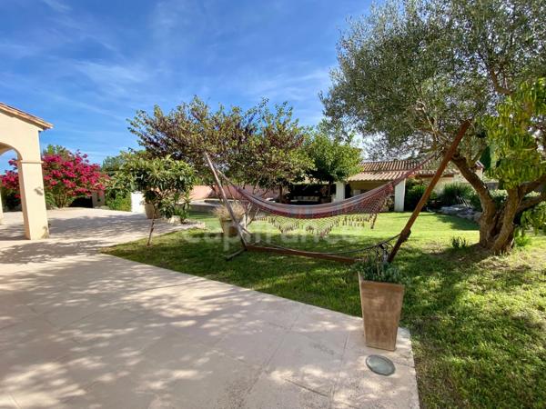 À UZES (30) Splendide maison avec vue de 200 m2 avec 5 chambres, piscine, pool-house. Au calme !