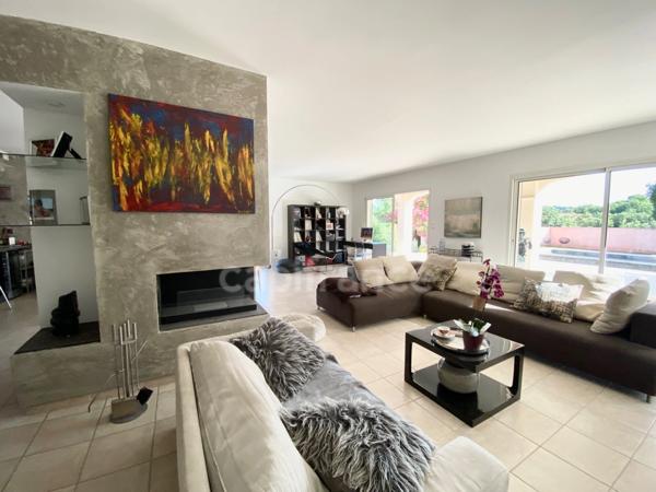 À UZES (30) Splendide maison avec vue de 200 m2 avec 5 chambres, piscine, pool-house. Au calme !