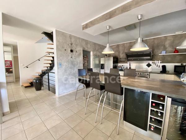 À UZES (30) Splendide maison avec vue de 200 m2 avec 5 chambres, piscine, pool-house. Au calme !