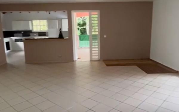 Appartement à louer    5 pièces • 160 m2 Morne-à-l'Eau